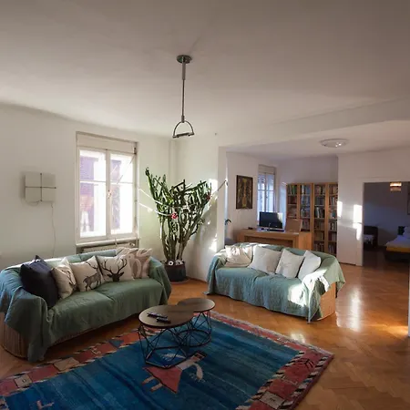 Urbanes Design-Apartment für große Gruppen mit 2 Balkonen Apartamento