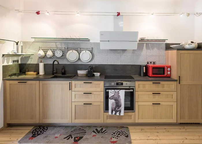 Urbanes Design-Apartment für große Gruppen mit 2 Balkonen Apartamento *