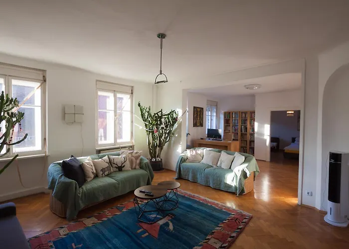 Urbanes Design-Apartment für große Gruppen mit 2 Balkonen Apartamento